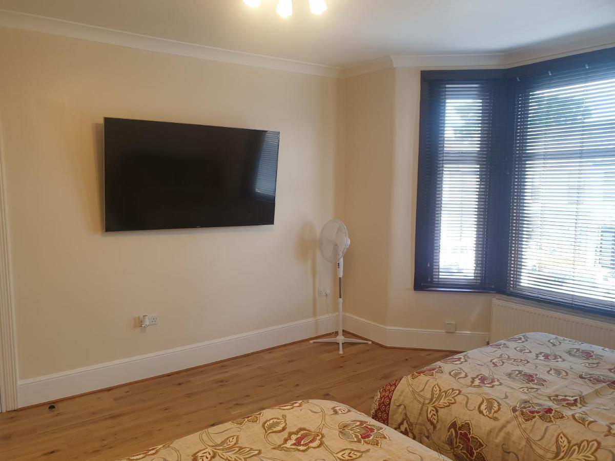 London Luxury Apartments 4 Min Walk From Ilford Station, With Free Parking Free Wifi 외부 사진