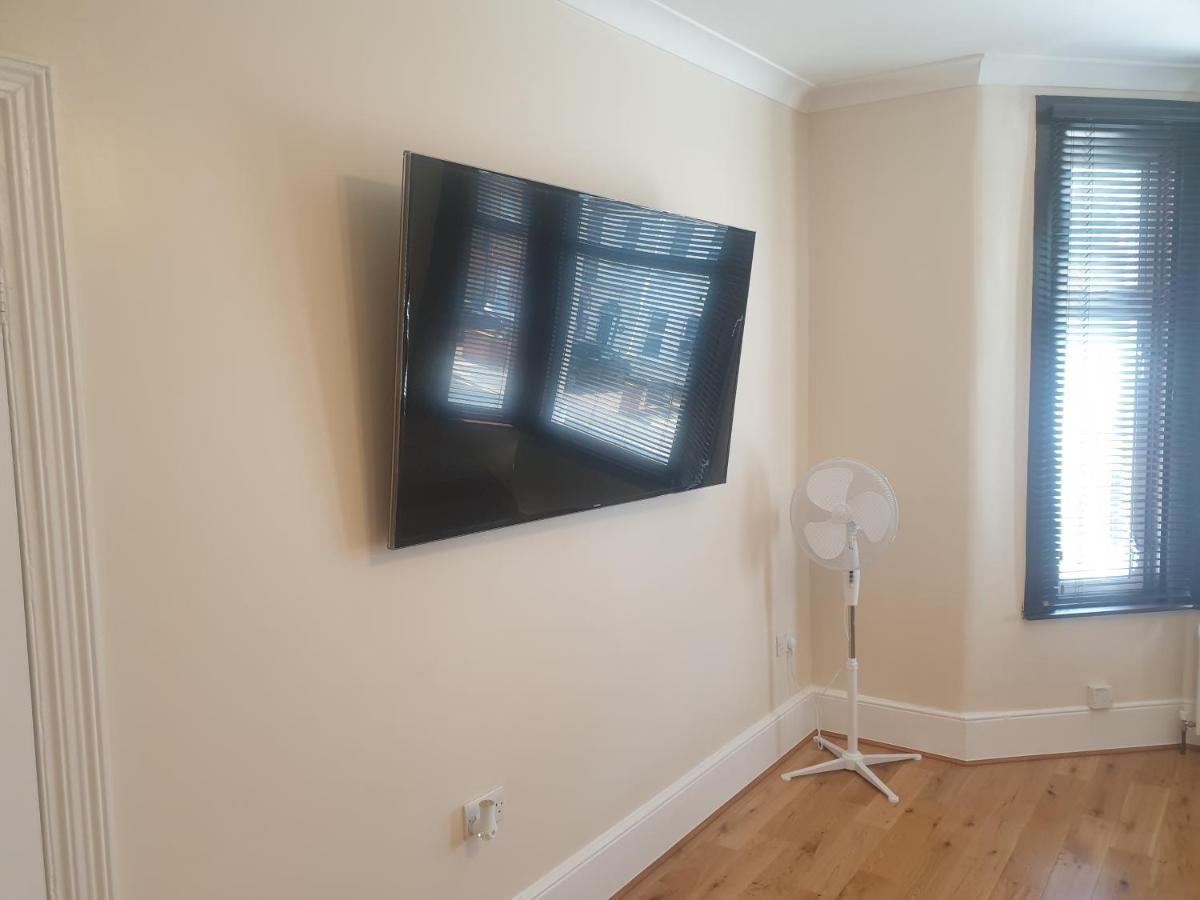 London Luxury Apartments 4 Min Walk From Ilford Station, With Free Parking Free Wifi 외부 사진